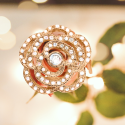 Grossé Clip-on Earrings - Parfum Rose - Gold Coloured - Crystals - Gold Plated - 18 mm - Flower