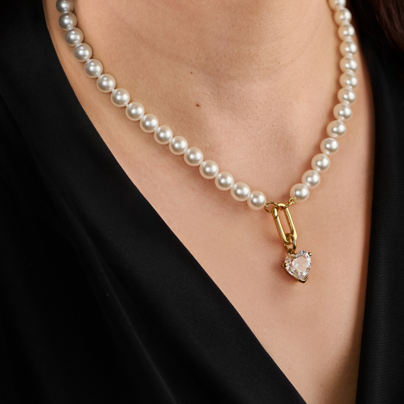 Traveller Perl-Collier mit Anhänger - Perlen - 8 mm - Weiss - Kristall - 12 mm - Herz - 45 cm - 22ct Vergoldet