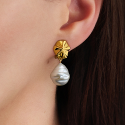 Traveller Clip-on Earrings - Drop Earrings - 22ct Gold Plated - Pearl - 14x12 mm - White -  30x12 mm - 114337