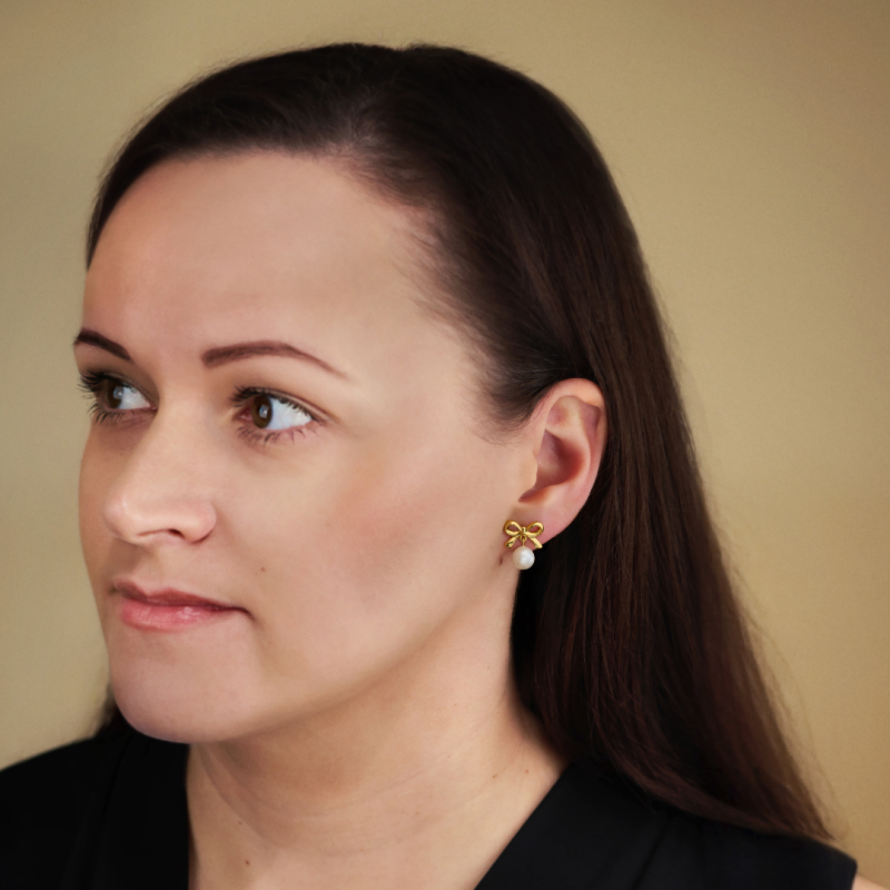 Traveller Ohrstecker - 22kt Vergoldet - Perle - Ø 8mm - Weiß - Schleife - 17x14 mm