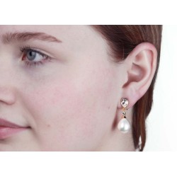 Traveller Clip-on Earrings - Pearl Drops - 12x15 mm - White - Preciosa Crystals - 22ct Gold plated - 32x12 mm - 110679 Traveller Clip-on Earrings - Pearl Drops - 12x15 mm - White - Preciosa Crystals - 22ct Gold plated - 32x12 mm - 110679