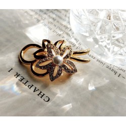 Traveller Brosche - Vergoldet - Perle - 6mm - Weiss - Kristalle - Blüme