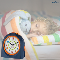 ATRIUM Kinderwekker - Analoog - Donkerblauw - Wekker zonder Tikgeluid - Verlicht - Opbouwende Pieptoon - Alarm & Snooze