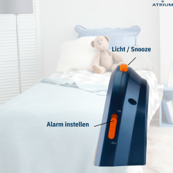 ATRIUM Kinderwekker - Analoog - Donkerblauw - Wekker zonder Tikgeluid - Verlicht - Opbouwende Pieptoon - Alarm & Snooze