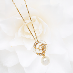 Grossé Necklace - Blanc Camelia - Gold Coloured - Pearl - Cream - Crystals - Gold Plated - 38+5 cm - GJ24687