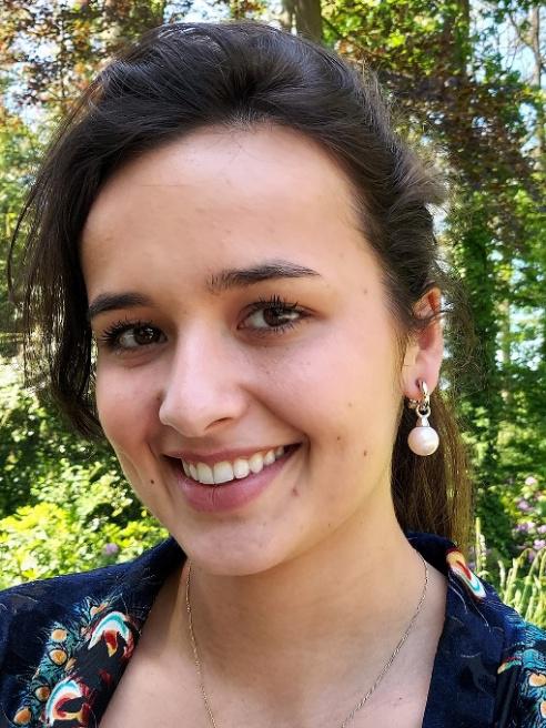 Vrouw met oorbellen voor oren zonder gaatjes